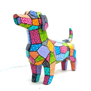 Kleurrijke Origami Teckel – Uniek handgeschilderd duurzaam kunstobject