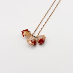 Kristalvormige Cluster Ketting met Echte Bloemen uit Den Haag (Mon Chéri)