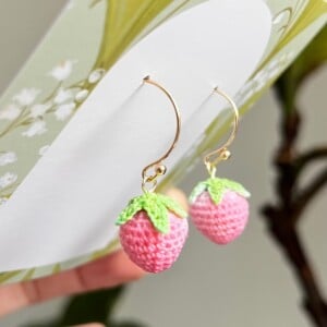 Micro gehaakte aardbei oorringen – klein & eenvoudig