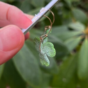 Micro gehaakte klaver oorringen – asymmetrisch & groen kleurverloop