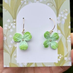 Micro gehaakte klaver oorringen – asymmetrisch & groen kleurverloop