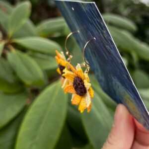 Micro gehaakte zonnebloem oorringen – klein & eenvoudig