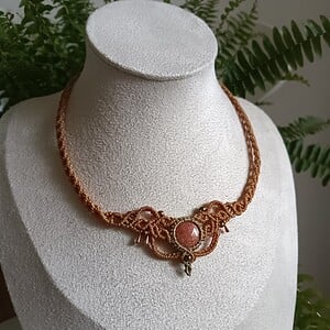 Misty – Unieke Micromacramé Ketting met Goudkleurige Accenten