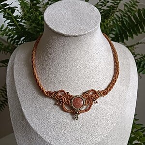 Misty – Unieke Micromacramé Ketting met Goudkleurige Accenten
