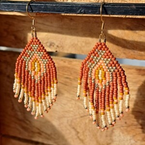 Native fringeoorbellen – handgemaakt met miyuki kralen in warme tinten
