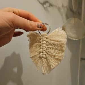 Offwhite macrame sleutelhanger