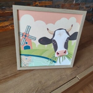 Paper cut-out art – handgemaakte illustraties: Zomerse dorpsidylle met koe in het weiland