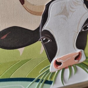 Paper cut-out art – handgemaakte illustraties: Zomerse dorpsidylle met koe in het weiland
