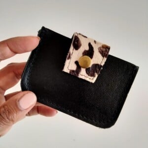 Pasjes houder van leer , met panterprint smalle sluiting, 3 vakken.