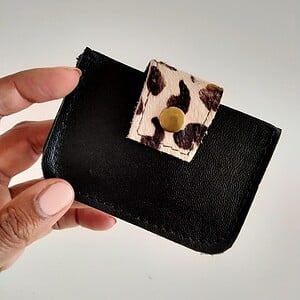Pasjes houder van leer , met panterprint smalle sluiting, 3 vakken.