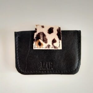 Pasjes houder van leer , met panterprint smalle sluiting, 3 vakken.