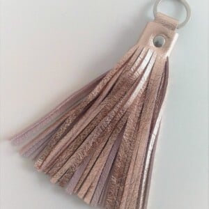 Rosé kleur sleutelhanger met franjes van leer, keyring