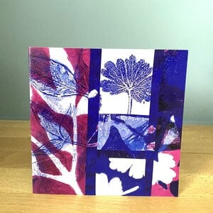 Roze, blauwe kaart met monotype motieven