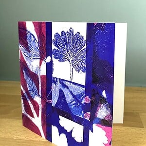 Roze, blauwe kaart met monotype motieven