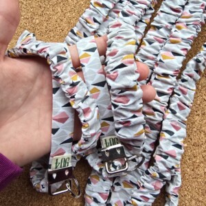 Scrunchie keycord | handgemaakt | rustige print | Atelier 904