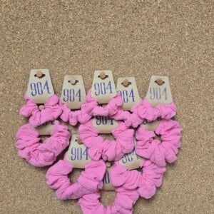 Scrunchie van double gauze | fuchsia | roze | handgemaakt | meerdere kleuren | Atelier 904