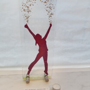 Silouette van vrolijke vrouw in glas, glaskunst