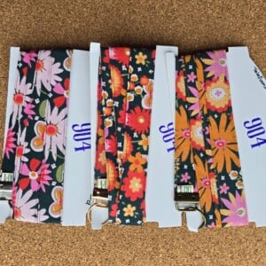 Telefoonkoord handgemaakt | kleurrijk antraciet bloemen | stoffen telefoonkoord | Atelier 904