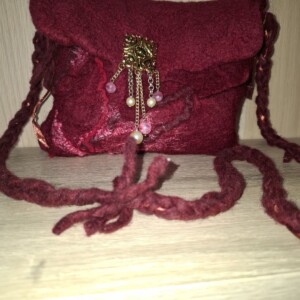 ✨ Unieke handgemaakte vilten schoudertas – dieprood/bordeaux ✨