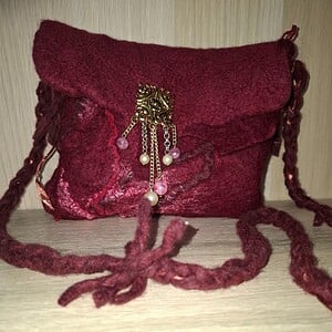 ✨ Unieke handgemaakte vilten schoudertas – dieprood/bordeaux ✨
