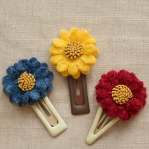 Wollige harige bloem op matte haarspeld 4,5cm