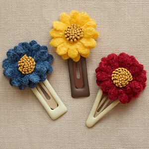 Wollige harige bloem op matte haarspeld 4,5cm