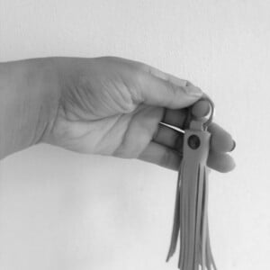 Zilver kleur sleutelhanger met franjes van leer , keyring