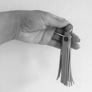 Zilver kleur sleutelhanger met franjes van leer , keyring