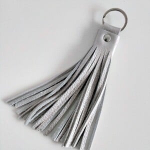 Zilver kleur sleutelhanger met franjes van leer , keyring