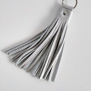 Zilver kleur sleutelhanger met franjes van leer , keyring