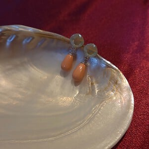 925 zilveren oorbellen met zalmroze kristalparel hanger
