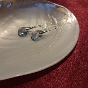 925 zilveren oorhaken met hanger van Oostenrijks kristal - zacht blauw