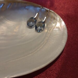 925 zilveren oorhaken met hanger van Oostenrijks kristal - zacht blauw