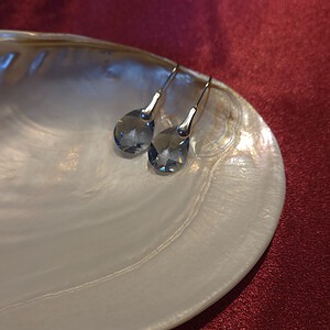 925 zilveren oorhaken met hanger van Oostenrijks kristal - zacht blauw