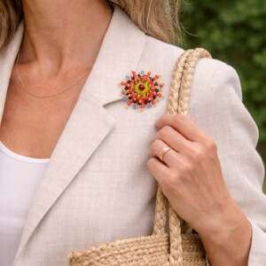 Artistiek & Exotisch, handgemaakte passiebloem broche met Swarovski kristal