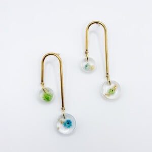 Asymmetrische Boog Oorbellen Met Hangers Gevuld met Echte Bloemen uit Luxembourg (Forgotten Gardens))