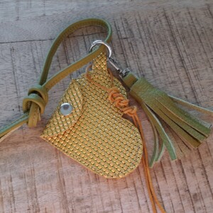 Bagcharm, tashanger ook te gebruiken als sleutelhanger met leren mini tasje en flos