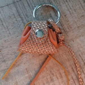 Bagcharm, tashanger ook te gebruiken als sleutelhanger. Met mini tasje flos en cord