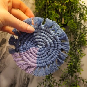 Blauw paars macrame onderzetter