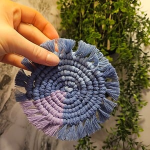 Blauw paars macrame onderzetter
