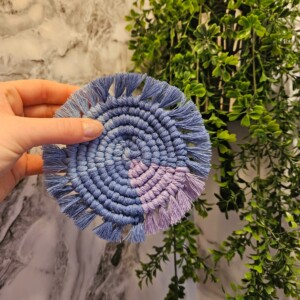 Blauw paars macrame onderzetter