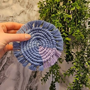 Blauw paars macrame onderzetter