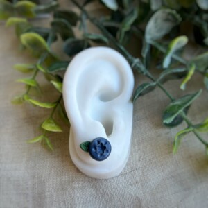 Blauwe bes oorbellen