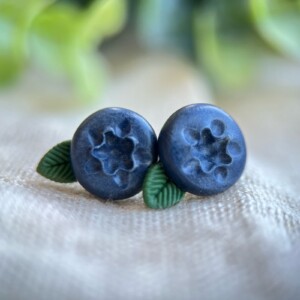 Blauwe bes oorbellen