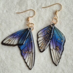 Blauwe resin vlinder oorbellen