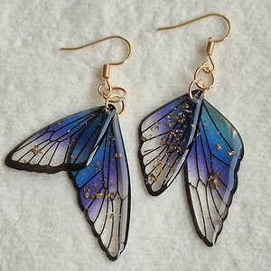 Blauwe resin vlinder oorbellen