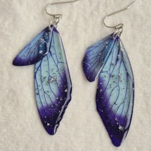 Blauwe resin vlinder vleugels oorbellen
