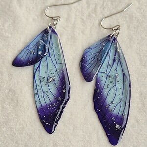 Blauwe resin vlinder vleugels oorbellen