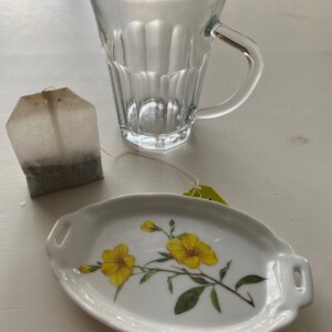 Bordje met veldbloem