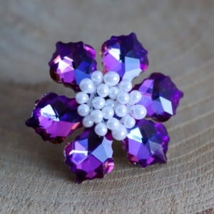 Botanisch & Dromerig, handgemaakte kristallen bloem broche